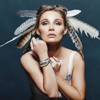 Обложка Clare Bowen